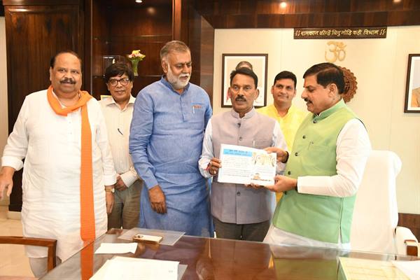 Chief Minister Dr. Yadav Releases Booklet ‘Sadanira Jal Sansadhan – Bahti Rahe Jal Ki Dhara’