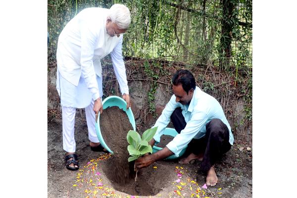 राज्यपाल श्री पटेल ने विश्व पर्यावरण दिवस पर पौधा लगाया