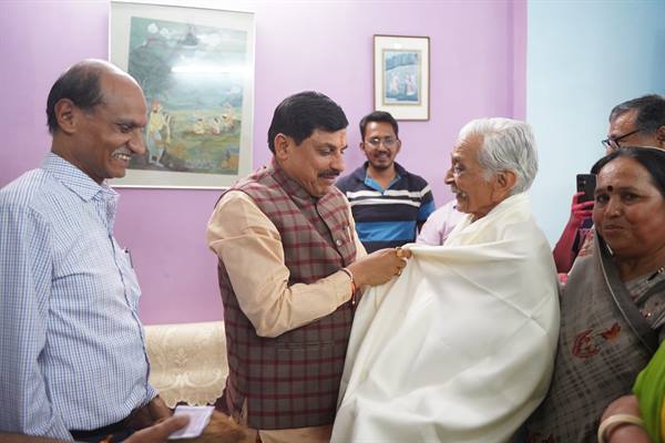 CM Dr. Yadav Visited His Guru’s Home and Received Blessings