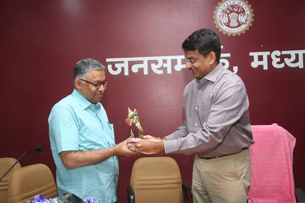 श्री अतुल खरे को सेवानिवृत्ति पर दी गई विदाई