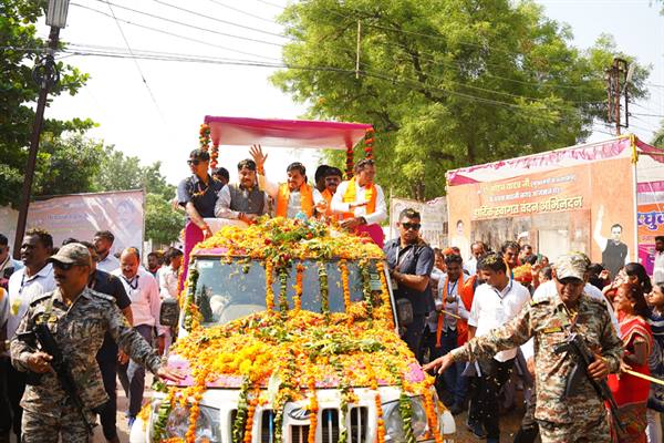 वीर सैनिकों के सम्मान में आन-बान-शान से निकली तिरंगा यात्रा
