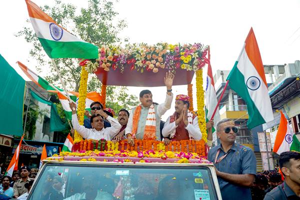 मुख्यमंत्री डॉ. यादव हाटपिपल्या में भव्य तिरंगा यात्रा में हुए शामिल