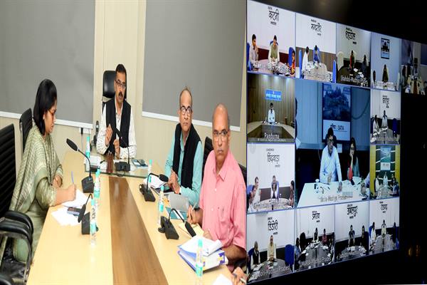 मुख्य निर्वाचन पदाधिकारी श्री राजन ने वीडियो कांफ्रेंस से कलेक्टर एवं जिला निर्वाचन अधिकारियों को 17 नवंबर को मतदान को लेकर जिलों में की जा रही तैयारियों के दिये आवश्यक निर्देश