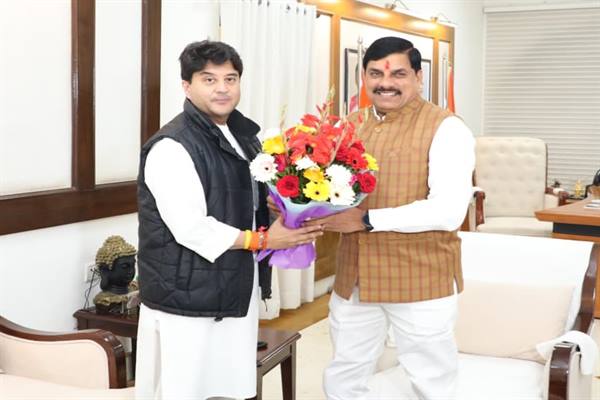 Chief Minister Dr. Yadav Receives Union Minister Shri Scindia