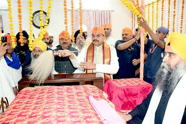 नानक नाम जहाज है, चढ़े सो उतरे पार...