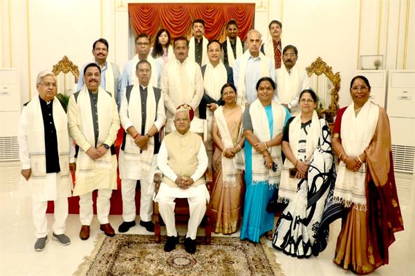 Governor Shri Patel Receives Parliamentary Committee on Welfare of Scheduled Castes and Scheduled Tribes on Courtesy Visit