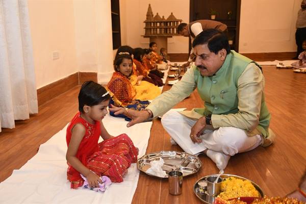 CM Dr. Yadav Blesses ‘Kanyas’ with Tilak, Chunni and a Special Feast