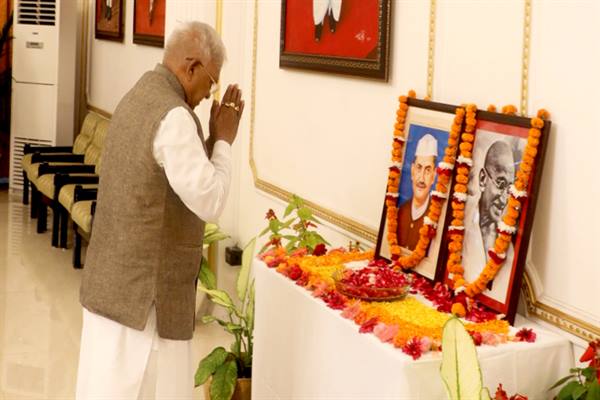 राज्यपाल ने महात्मा गांधी और पूर्व प्रधानमंत्री स्व. शास्त्री को राजभवन में दी श्रद्धांजलि