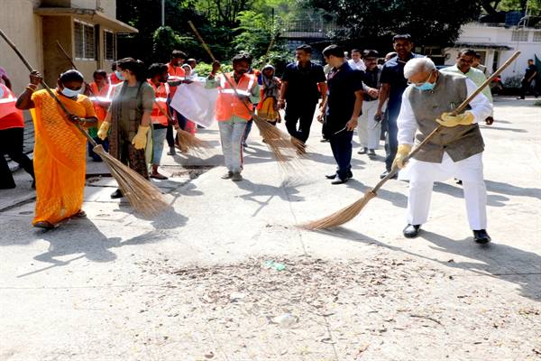 राज्यपाल श्री पटेल ने झाड़ू लगाकर दिया स्वच्छता का संदेश