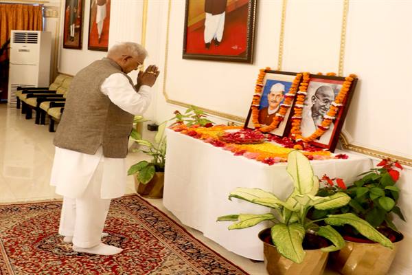 Governor paid tributes to Mahatma Gandhi and former PM Late. Shri Shastri at Raj Bhavan