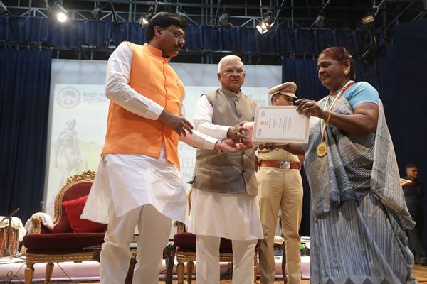राज्यपाल श्री मंगुभाई पटेल भजन संध्या संत वाणी कार्यक्रम में हुए शामिल