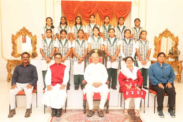 Governor paid a courtesy visit by Under-17 National Runner-up Girls Football Team
