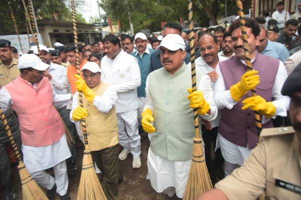 CM Dr. Yadav Launches “Swachhotsav” with Shramdaan for Cleanliness