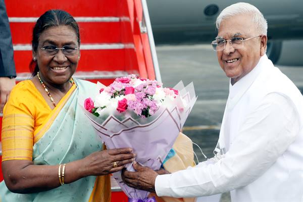 President Smt. Murmu recieves warm welcome at Indore Airport by Governor Shri Patel, Chief Minister Dr. Yadav and other dignitaries