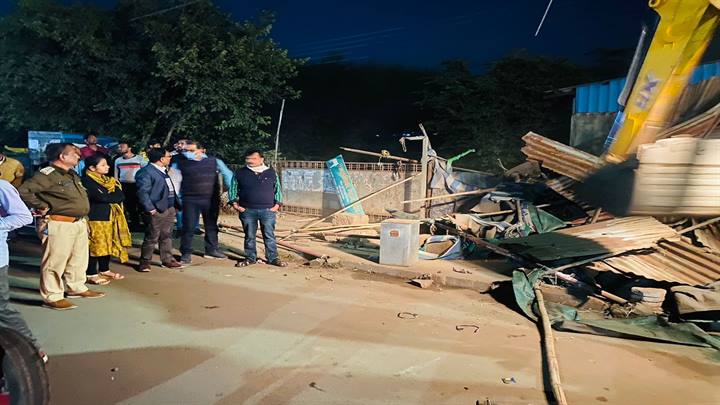 राजस्व, पुलिस और नगरपालिक निगम की टीम द्वारा स्टेशन रोड छिंदवाड़ा पर खुले में मीट का विक्रय करने वाले व्यक्तियों का हटाया गया अवैध कब्जा