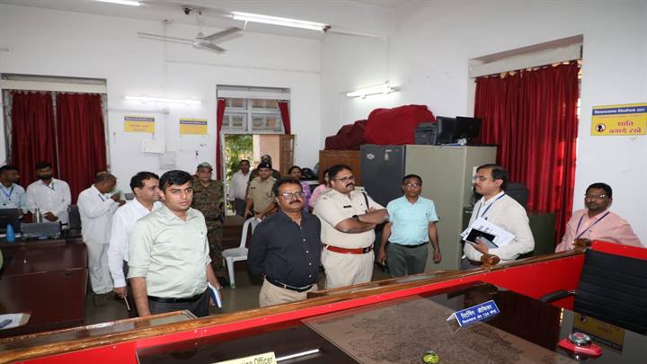 Manesh sahu मनेश साहू कलेक्टर श्री पुष्प एवं पुलिस अधीक्षक श्री वर्मा ने किया नाम निर्देशन पत्र प्राप्ति स्थलों एवं परिसर का निरीक्षण