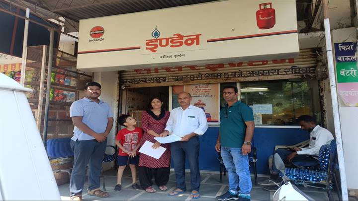 आपूर्ति अधिकारियों द्वारा 450 रुपए में गैस सिलिंडर के लिए हो रहे पंजीयन के संबंध में गैस एजेंसी का किया निरीक्षण