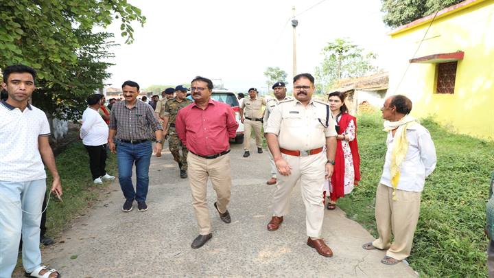 कलेक्टर श्री पुष्प एवं पुलिस अधीक्षक श्री वर्मा द्वारा विधानसभा परासिया और सौंसर के विभिन्न क्षेत्रों में फ्लैग मार्च एवं संवेदनशील केंद्रों का भ्रमण