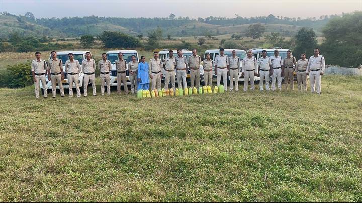 Manesh sahu मनेश साहू अब परासिया के जंगल और पहाड़ी पर पहुँची आबकारी मिली लाहन, पकड़ाई शराब, दर्ज हुआ मामला