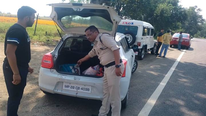 आदर्श आचरण संहिता दृष्टिगत गत परिवहन जाँच दल ने की हर्रई-नरसिंगपुर मार्ग पर सभी छोटे-बड़े वाहनों की जाँच