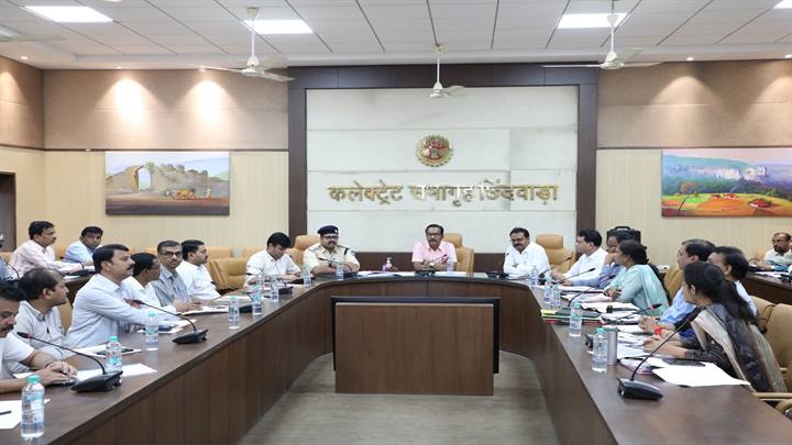 संभागीय आयुक्त सह रोल प्रेक्षक श्री अभय वर्मा छिंदवाड़ा जिले के व्दितीय भ्रमण पर पहुंचे