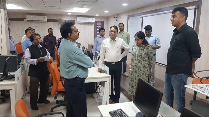 कलेक्टर एवं जिला निर्वाचन अधिकारी श्री पुष्प ने विधानसभा निर्वाचन के परिप्रेक्ष्य में जिला स्तरीय कंट्रोल रूम की स्थापना के संबंध में किया ई-दक्ष केन्द्र का आकस्मिक निरीक्षण