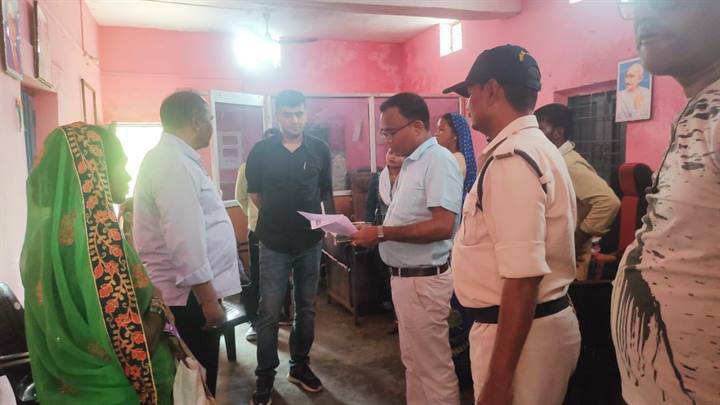 मुख्य कार्यपालन अधिकारी जिला पंचायत एवं स्वीप नोडल अधिकारी श्री जैसवाल और एसडीएम छिंदवाड़ा श्री जैन ने किया 11 मतदान केन्द्रों का आकस्मक निरीक्षण