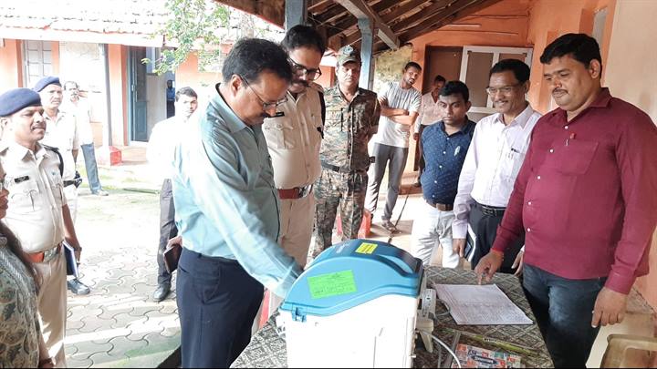 कलेक्टर श्री पुष्प और पुलिस अधीक्षक श्री वर्मा ने अमरवाड़ा में किया दिखावटी मतदान