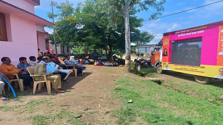 विशेष प्रचार रथ द्वारा 12 ग्रामों में हुआ शासन की जनकल्याणकारी योजनाओं का प्रचार-प्रसार