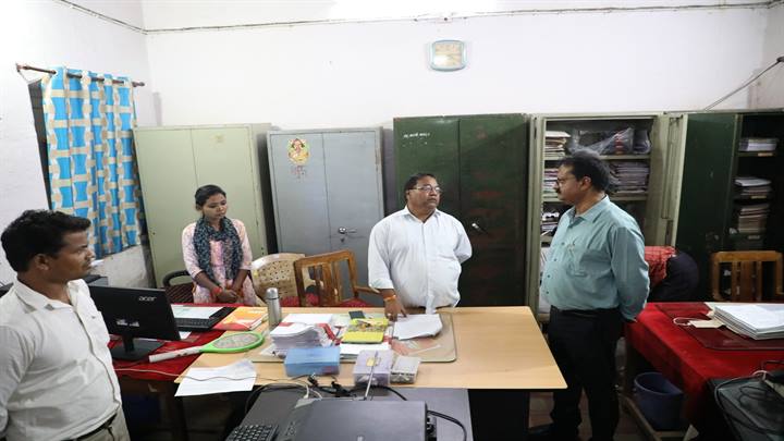 कलेक्टर श्री पुष्प ने किया एसडीएम कोर्ट अमरवाड़ा का औचक निरीक्षण