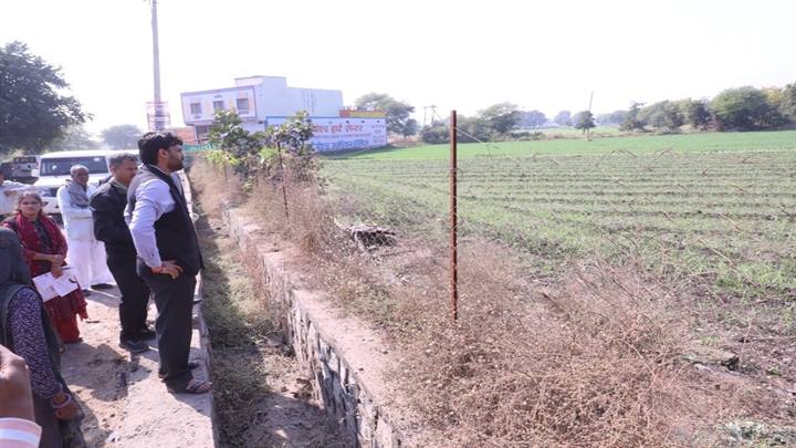 प्रशासन गांव की ओर अभियान// कलेक्‍टर श्री चंद्रा ने केलूखेड़ा में मौके पर उपस्थित होकर अ.जा.वर्ग की सोहन बाई को दिलाया भू-खण्‍ड का कब्‍जा