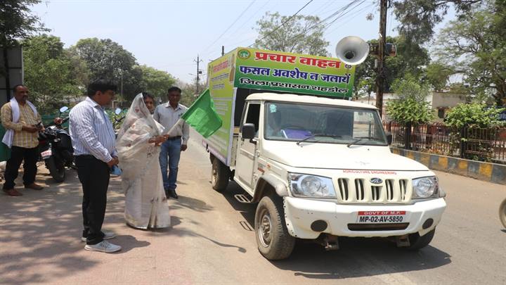 विधायक ने फसल अवशेष न जलाने हेतु प्रचार वाहन को हरी झंडी दिखाकर किया रवाना