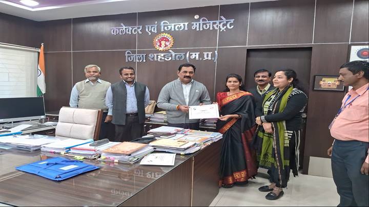 कलेक्टर ने एस.आई.आर. के तहत 100% डिजिटलाइजेशन कार्य पर दो बी. एल. ओ. को किया सम्मानित