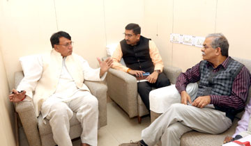 जनसम्पर्क, विधि एंव विधायी मंत्री श्री पी.सी.शर्मा ने जनसम्पर्क विभाग के आयुक्त श्री पी. नरहरि से विभागीय गतिविधियों की जानकारी ली।