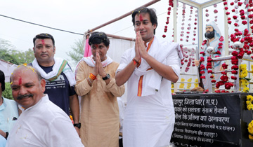 नगरीय विकास एवं आवास मंत्री श्री जयवर्द्धन सिंह ने धार जिले के सरदारपुर में स्वतंत्रता सेनानी टंटया मामा की प्रतिमा का अनावरण किया।