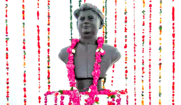 श्रम मंत्री श्री महेन्द्र सिंह सिसोदिया एवं पूर्व केन्द्रीय मंत्री श्री ज्योतिरादित्य सिंधिया ने ग्वालियर में श्रमोदय आवासीय विद्यालय परिसर में कैलाशवासी श्रीमंत माधवराव सिंधिया की मूर्ति का अनावरण किया।
