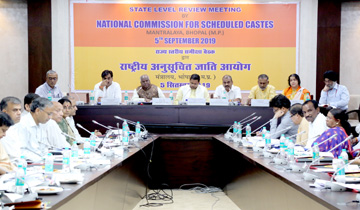 राष्ट्रीय अनुसूचित जाति आयोग ने प्रदेश में अनुसूचित जाति वर्ग के लोगों के लिये संचालित योजनाओं और कार्यक्रमों की मंत्रालय में समीक्षा की। समीक्षा बैठक में आयोग के अध्यक्ष प्रो. डॉ. रामशंकर कथैरिया, अन्य सदस्य, प्रदेश के अनुसूचित जाति कल्याण मंत्री श्री लखन घनघोरिया एवं मुख्य सचिव श्री एस.आर. मोहंती तथा पुलिस महानिदेशक श्री व्ही.के.सिंह शामिल हुए।