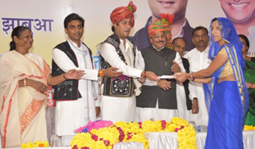 नगरीय विकास एवं आवास मंत्री श्री जयवर्द्धन सिंह ने झाबुआ में हितग्राहियों को विभिन्न योजनाओं से लाभान्वित किया।