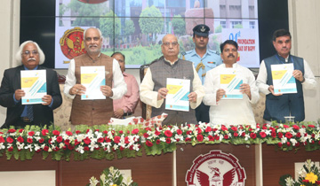 राज्यपाल श्री लालजी टंडन ने राजीव गाँधी प्रौद्योगिकी विश्वविद्यालय के 21वें स्थापना दिवस एवं शिक्षक दिवस के अवसर पर स्मारिका का विमोचन किया।