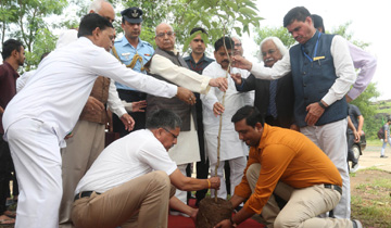 राज्यपाल श्री लालजी टंडन ने राजीव गाँधी प्रौद्योगिकी विश्वविद्यालय के 21वें स्थापना दिवस एवं शिक्षक दिवस के अवसर पर विश्वविद्यालय परिसर में अमलतास का पौधा लगाया।