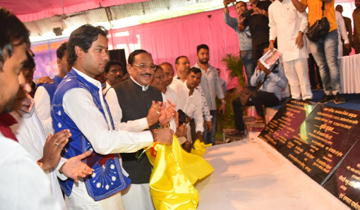नगरीय विकास एवं आवास मंत्री श्री जयवर्धन सिंह ने झाबुआ में हितग्राही सम्मेलन में निर्माण कार्यों का लोकार्पण / भूमि-पूजन किया।
