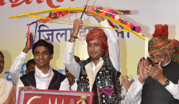नगरीय विकास एवं आवास मंत्री श्री जयवर्धन सिंह को झाबुआ में हितग्राही सम्मेलन में जन-प्रतिनिधियों ने धनुष-बाण भेंट किया।