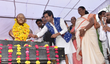 नगरीय विकास एवं आवास मंत्री श्री जयवर्धन सिंह ने झाबुआ नगर में राष्ट्रपिता महात्मा गाँधी की प्रतिमा का अनावरण किया।