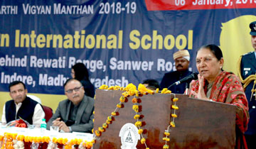 राज्यपाल श्रीमती आनंदीबेन पटेल ने इंदौर के माडर्न इंटरनेशनल स्कूल परिसर में राज्य स्तरीय विद्यार्थी विज्ञान मंथन शिविर के शुभारंभ किया।