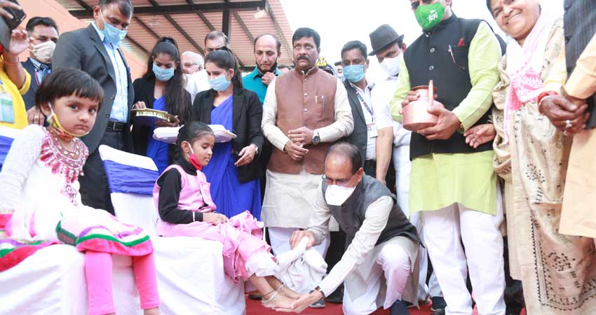 मुख्यमंत्री श्री शिवराज सिंह चौहान ने इंदौर में आधुनिक अंतर्राष्ट्रीय कार्गो हब में लोकार्पण कार्यक्रम की शुरूआत में कन्याओं के पैर पूजे।