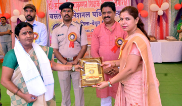 लोक स्वास्थ्य यांत्रिकी मंत्री श्री सुखदेव पांसे ने बैतूल जिले के मुलताई स्थित बसंत इंटरनेशनल पब्लिक स्कूल में शिक्षको को सम्मानित किया।