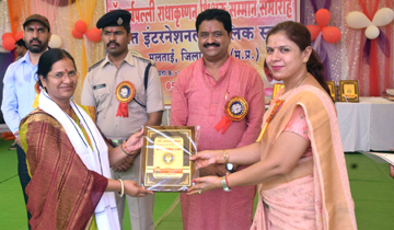 लोक स्वास्थ्य यांत्रिकी मंत्री श्री सुखदेव पांसे ने बैतूल जिले के मुलताई स्थित बसंत इंटरनेशनल पब्लिक स्कूल में शिक्षको को सम्मानित किया।