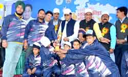 जनसंपर्क मंत्री श्री पी.सी. शर्मा द्वारा 64वीं राष्ट्रीय शालेय प्रतियोगिता समापन समारोह में पुरस्कार वितरण किये गये।