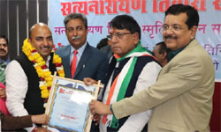 जनसंपर्क मंत्री श्री पी.सी. शर्मा ने सत्यनारायण तिवारी सम्मान समारोह में पत्रकारों को सम्मानित किया।