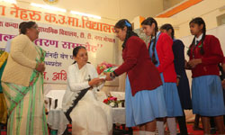 राज्यपाल श्रीमती आनंदीबेन पटेल ने कमला नेहरू शासकीय उच्चतर माध्यमिक विद्यालय के पुस्तक वितरण समारोह में भाग लिया।